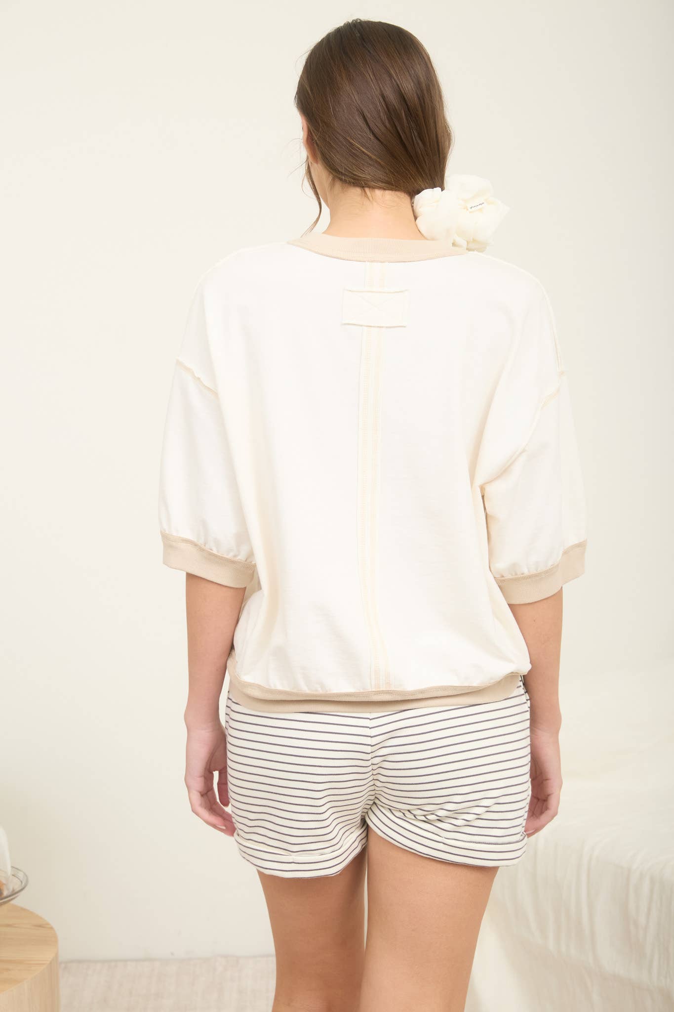 CONTRAST TRIM RAGLAN SHORT SLEEVE KNIT TOP: CREAM