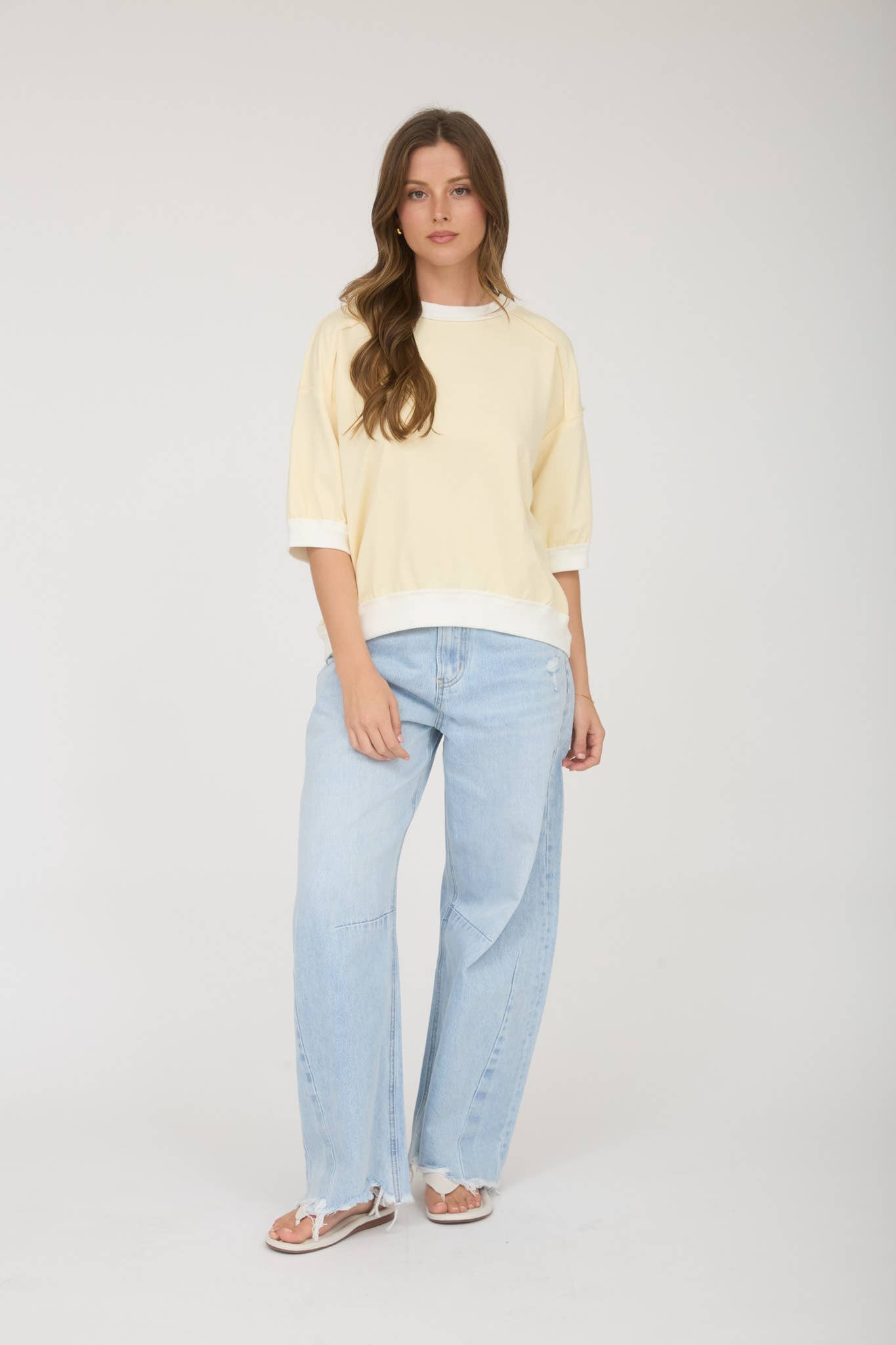 CONTRAST TRIM RAGLAN SHORT SLEEVE KNIT TOP: CREAM