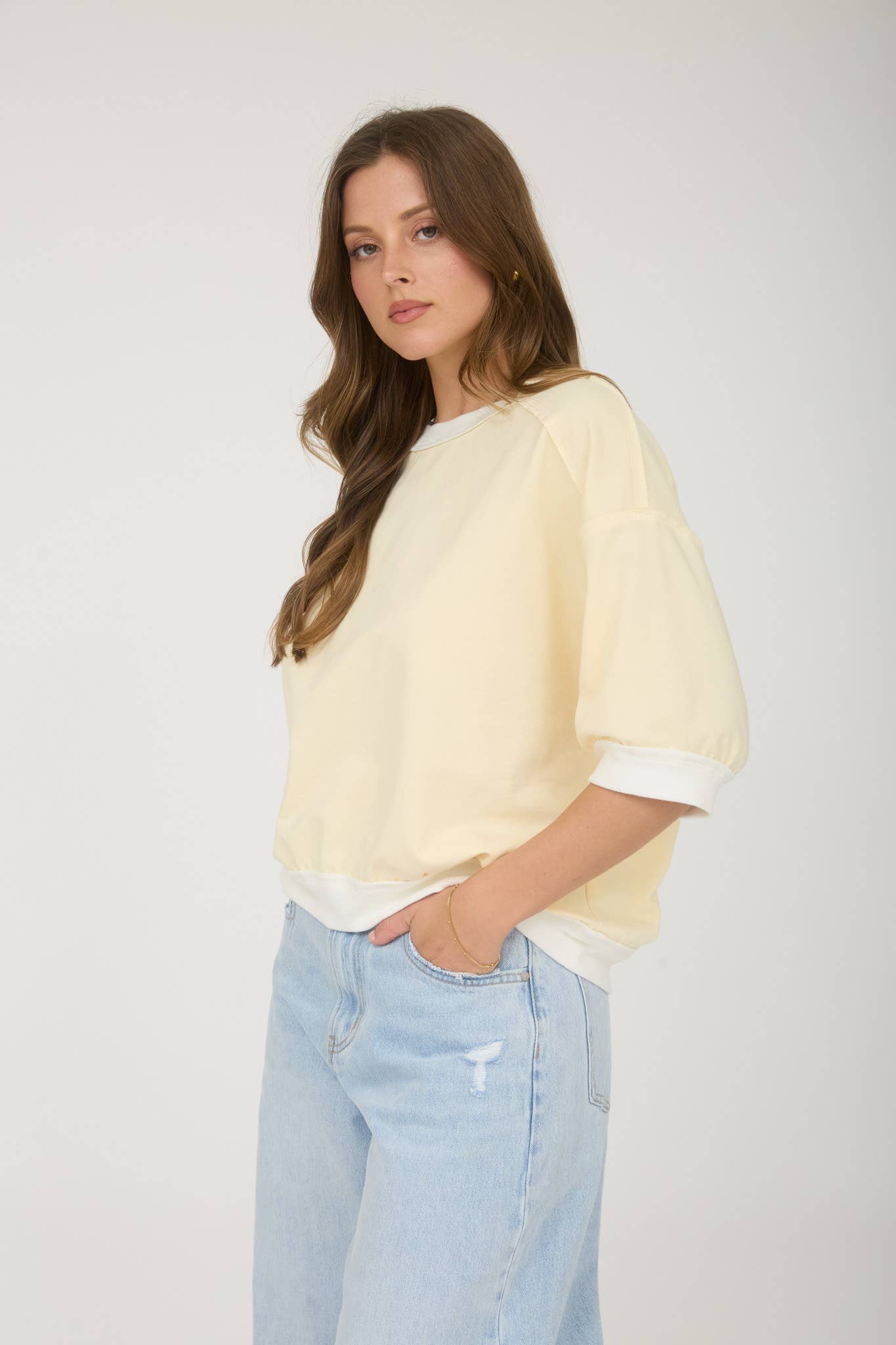 CONTRAST TRIM RAGLAN SHORT SLEEVE KNIT TOP: CREAM