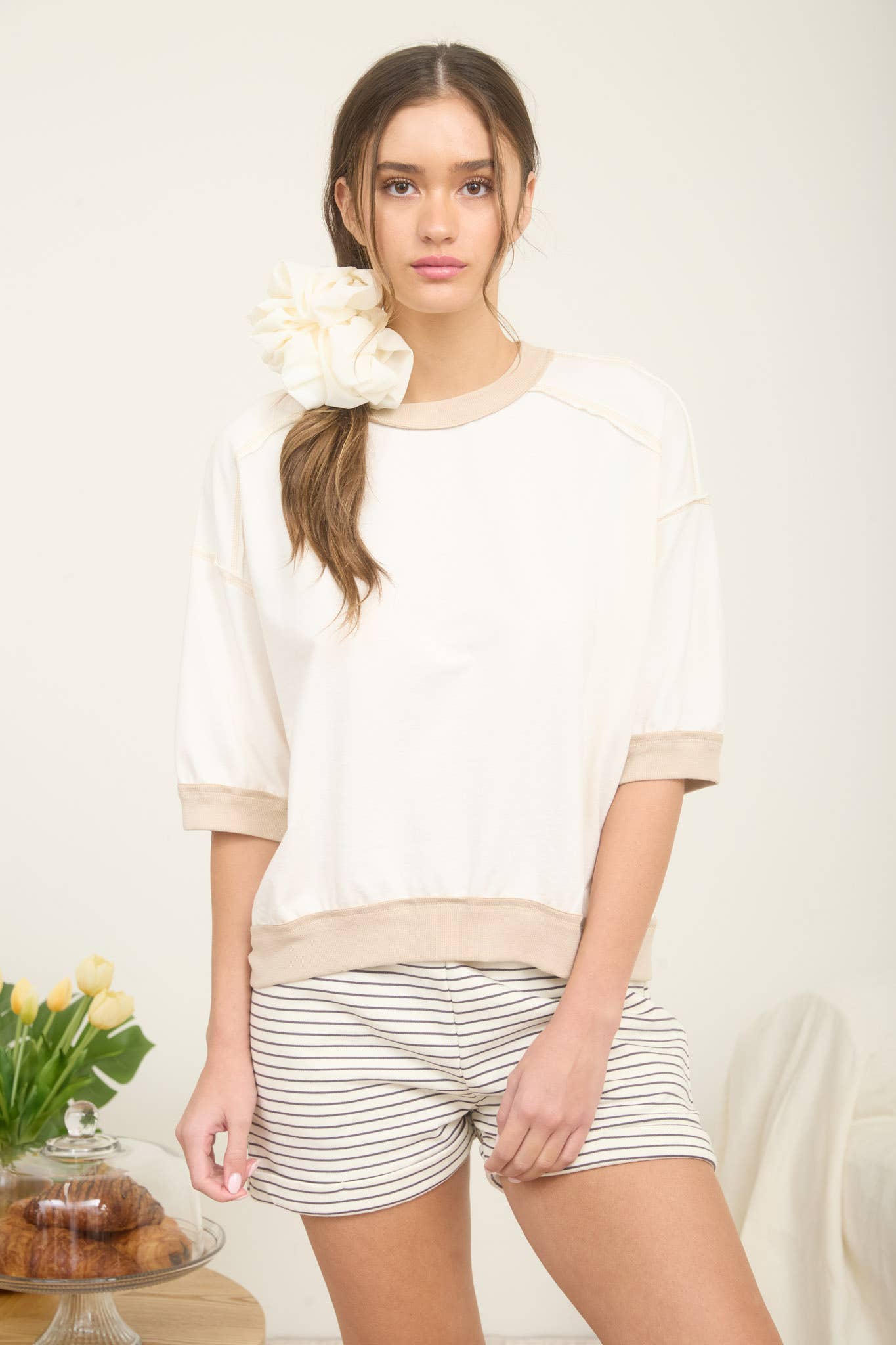 CONTRAST TRIM RAGLAN SHORT SLEEVE KNIT TOP: CREAM