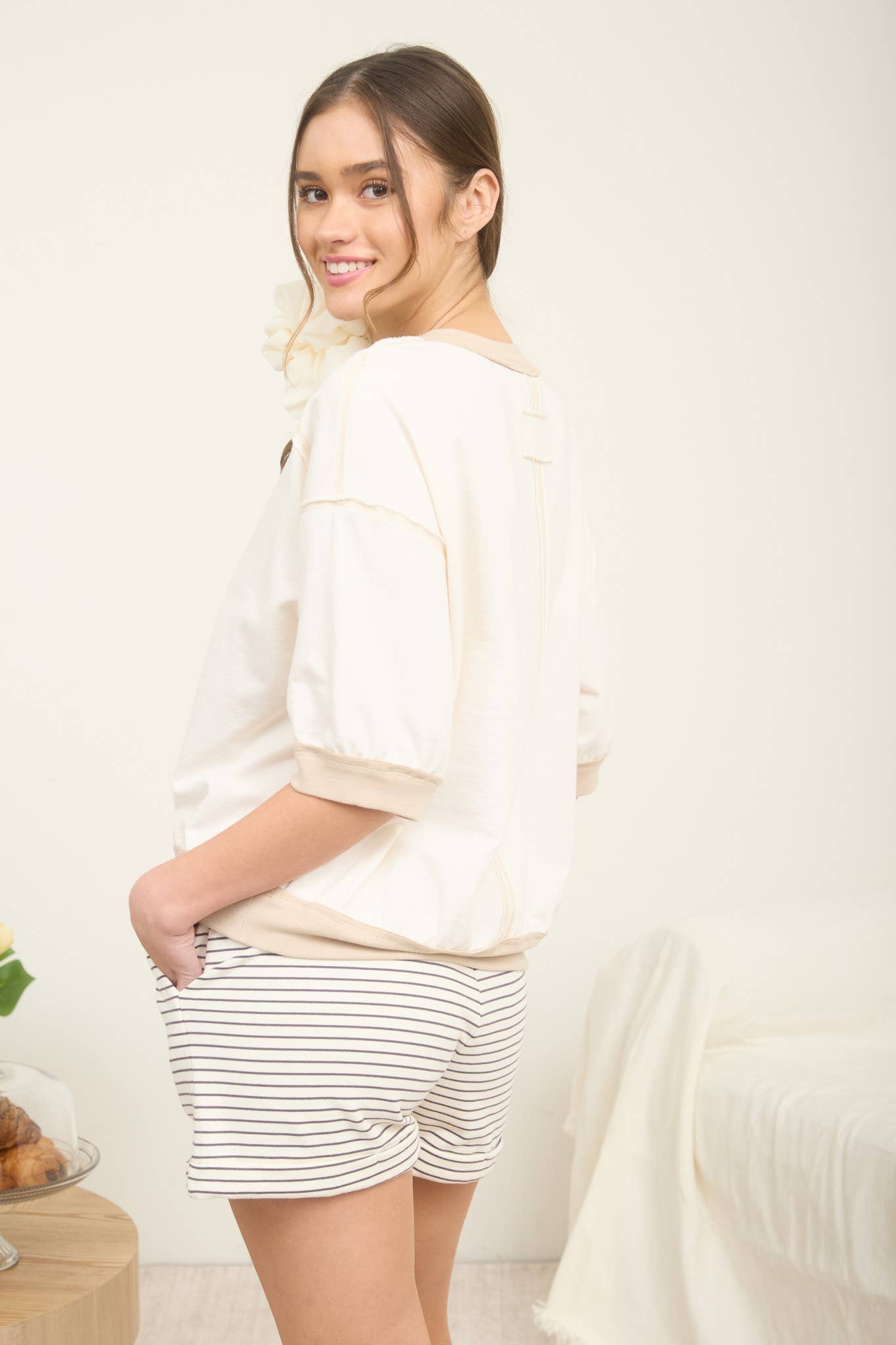 CONTRAST TRIM RAGLAN SHORT SLEEVE KNIT TOP: CREAM