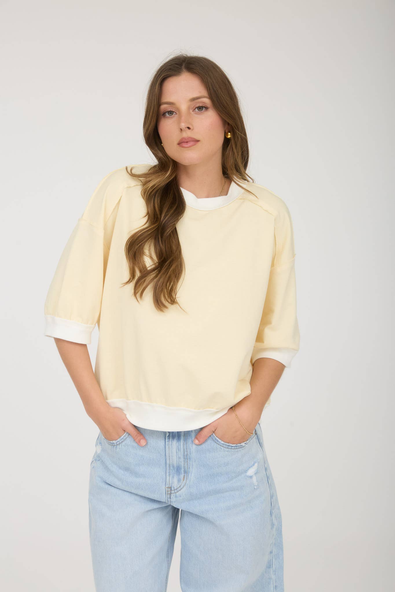 CONTRAST TRIM RAGLAN SHORT SLEEVE KNIT TOP: CREAM