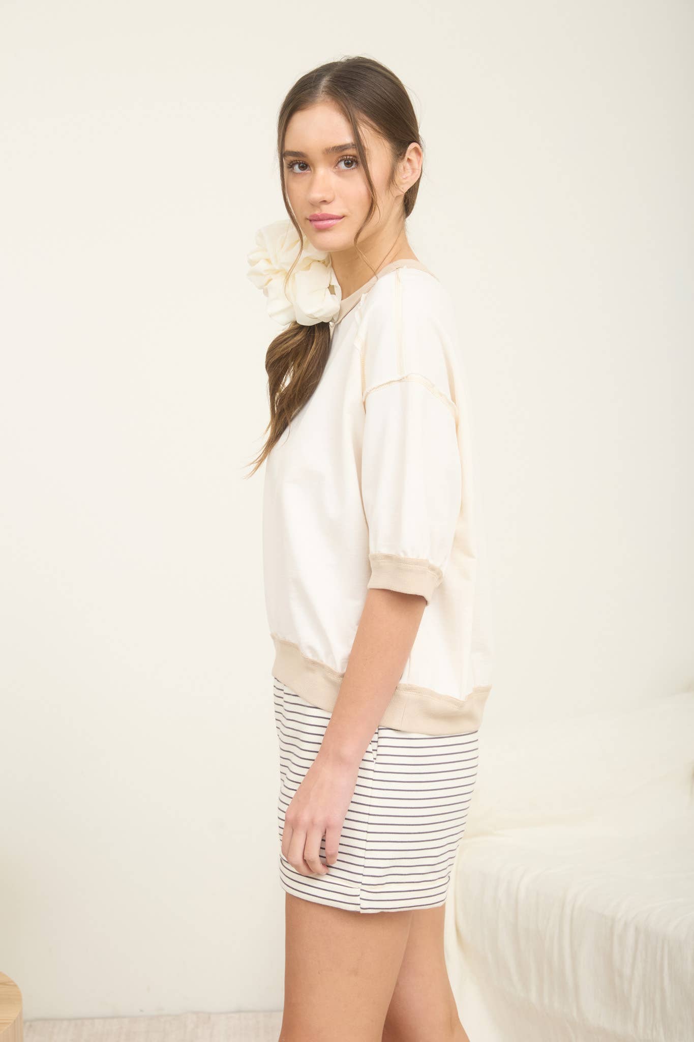 CONTRAST TRIM RAGLAN SHORT SLEEVE KNIT TOP: CREAM