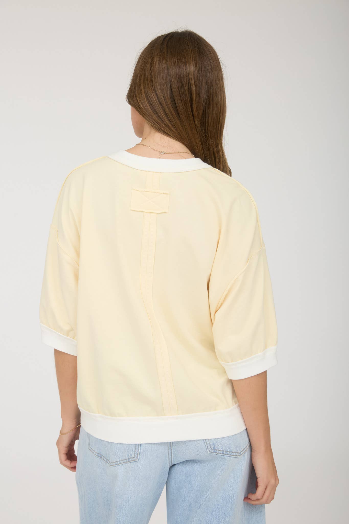 CONTRAST TRIM RAGLAN SHORT SLEEVE KNIT TOP: CREAM